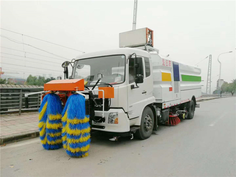 東風(fēng)天錦洗掃車加裝高速護(hù)欄清洗機(jī)