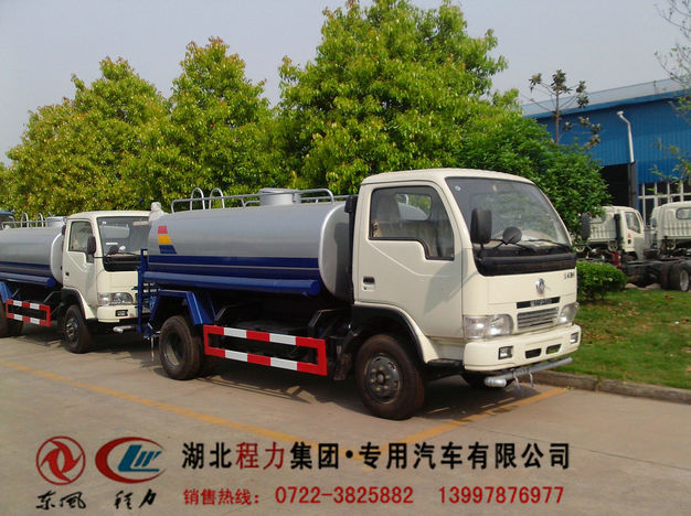 萍鄉(xiāng)抗旱灑水車 萍鄉(xiāng)抗旱運水車 5噸抗旱灑水車 加油車 東風灑水車