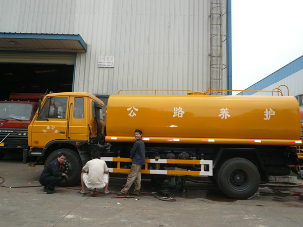 唐山哪里有灑水車賣 東風(fēng)154大型灑水車配置參數(shù) 15噸灑水車廠家