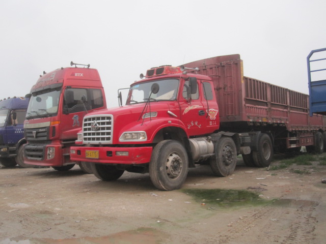 東風(fēng)龍卡前四后四雙導(dǎo)向半掛車(chē)