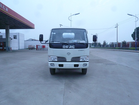 東風(fēng)小霸王灑水車報(bào)價(jià)，5噸灑水車專業(yè)生產(chǎn)廠家，環(huán)衛(wèi)灑水車專用