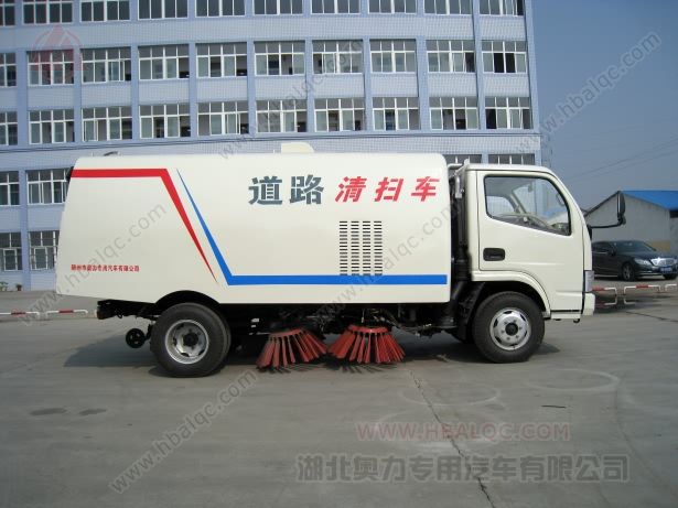 東風(fēng)福瑞卡掃路車 5噸掃路車 77.5馬力副發(fā)動(dòng)機(jī) 小型掃路車