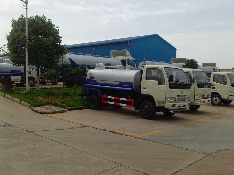 貴州灑水車廠家 甘肅灑水車廠家現(xiàn)貨供應(yīng) 10噸灑水車價格