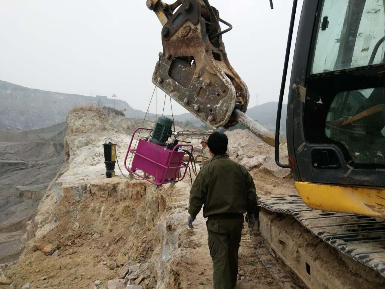 巖石 劈裂機  就找愚公斧劈裂機