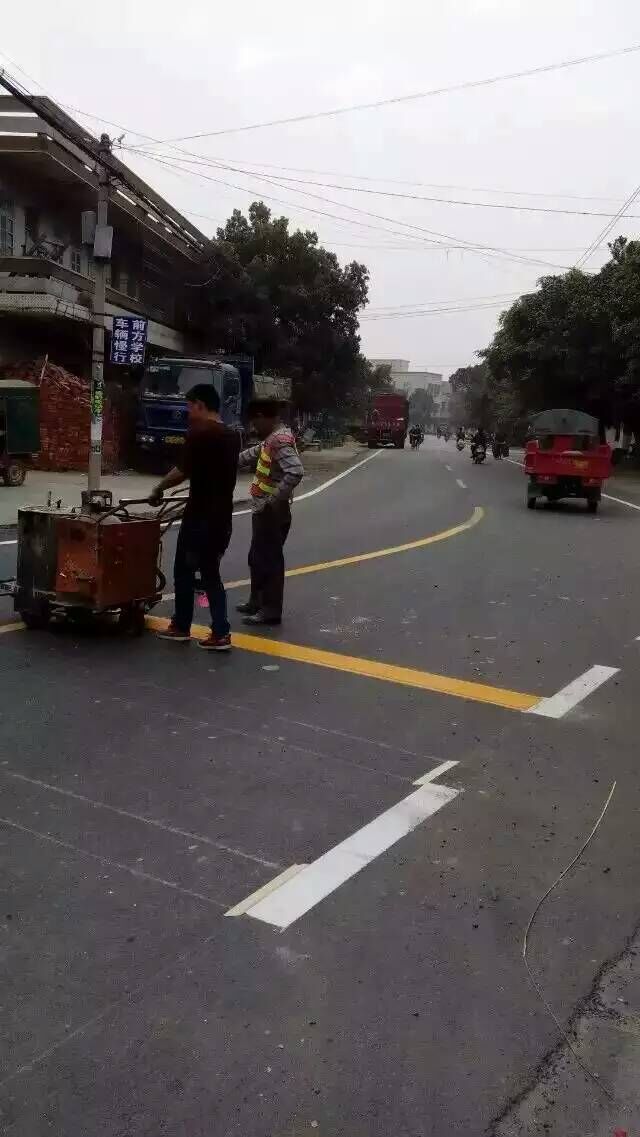 惠州瀝青路車位劃線，惠州停車位劃線價(jià)格，承接惠州車庫道路畫線廠家