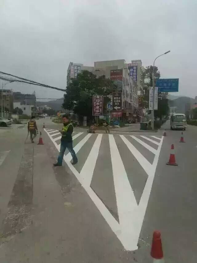 東莞劃車位線多少錢，東莞熱熔標(biāo)線馬路劃線多少錢一米