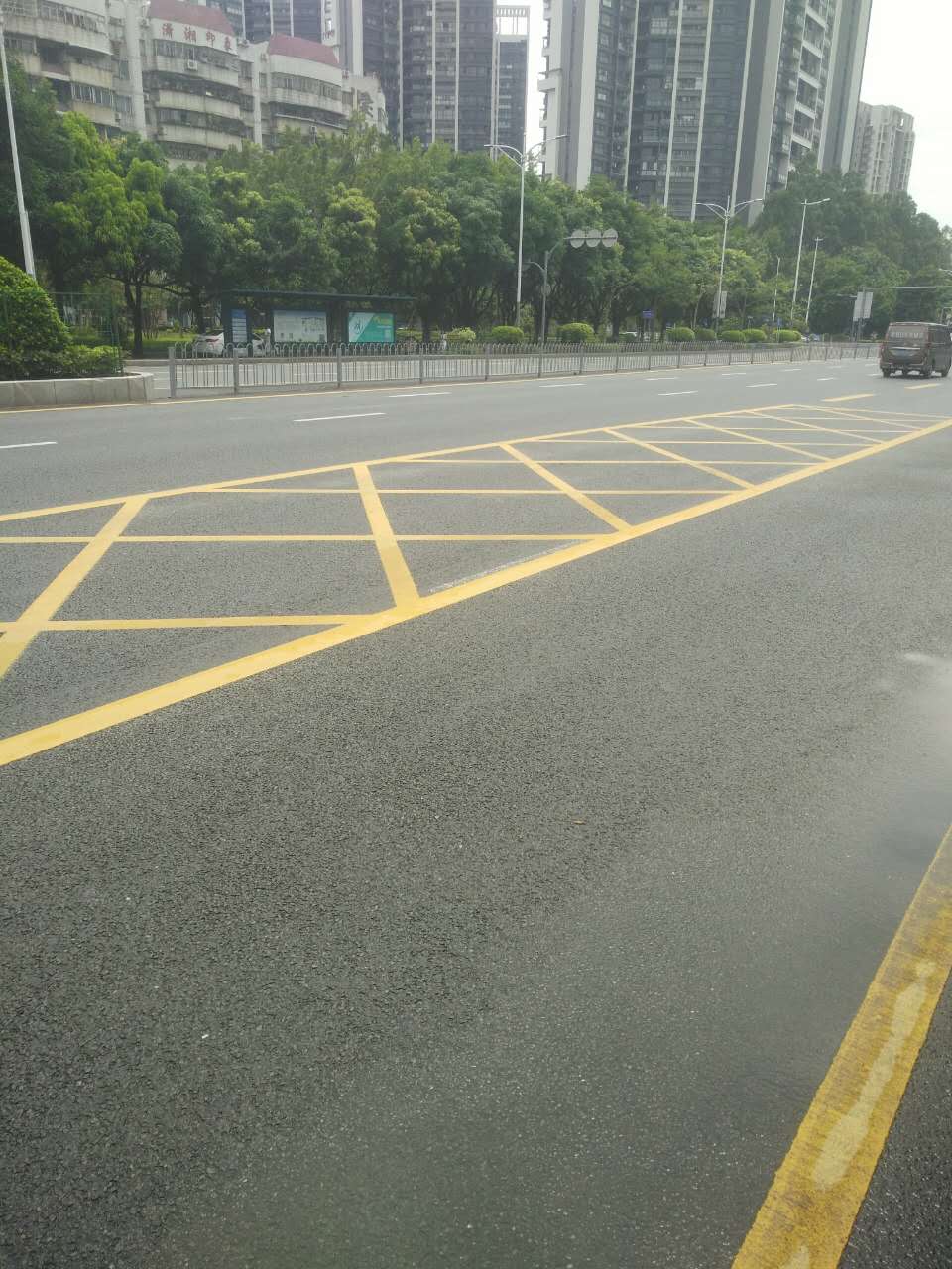 深圳道路劃線/專業(yè)道路畫線/深圳車道標線