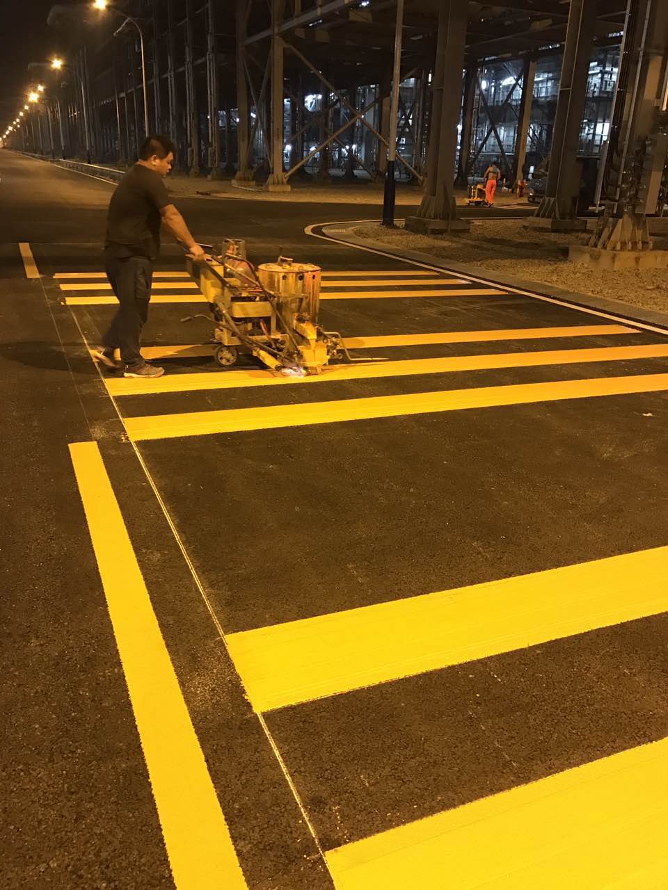 惠州水泥道路施工劃線 深圳機(jī)場停車場劃線 專用車位劃線漆