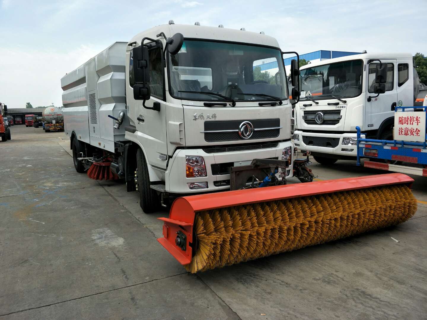 東風多利卡掃路車    可以鏟雪的掃路車