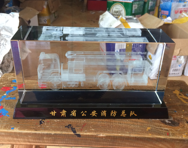 消防車模型水晶內(nèi)雕，干部轉(zhuǎn)業(yè)留念禮品