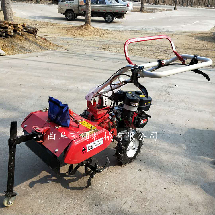 山東四驅(qū)汽油微耕機(jī) 除草汽油多功能除草旋耕機(jī) 操作簡單