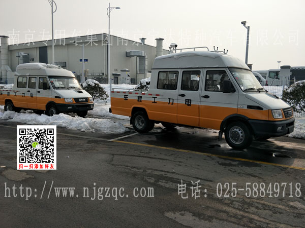 依維柯11座工程車