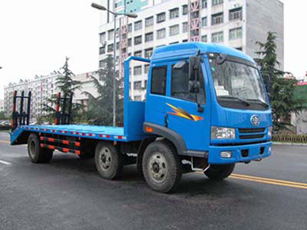 解放小三軸平板運(yùn)輸車(chē)