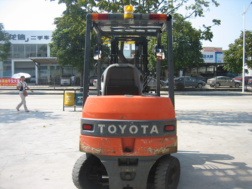 東莞虎門出售電動(dòng)叉車原裝進(jìn)口二手小松2噸叉車