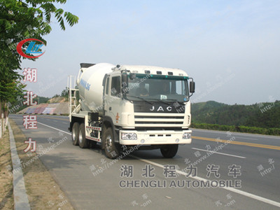 江淮重卡輕量化牽引車(chē)采用雙通道空濾系統(tǒng)  提高燃油利用率