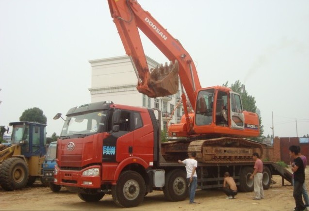 廠家直銷解放前四后八挖機(jī)運(yùn)輸車，解放前四后八挖機(jī)運(yùn)輸車圖片、價(jià)格