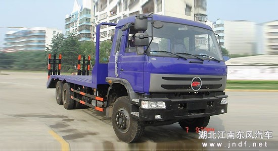 楚風(fēng)后雙橋挖掘機(jī)拖車/楚風(fēng)后八輪低平板運輸車