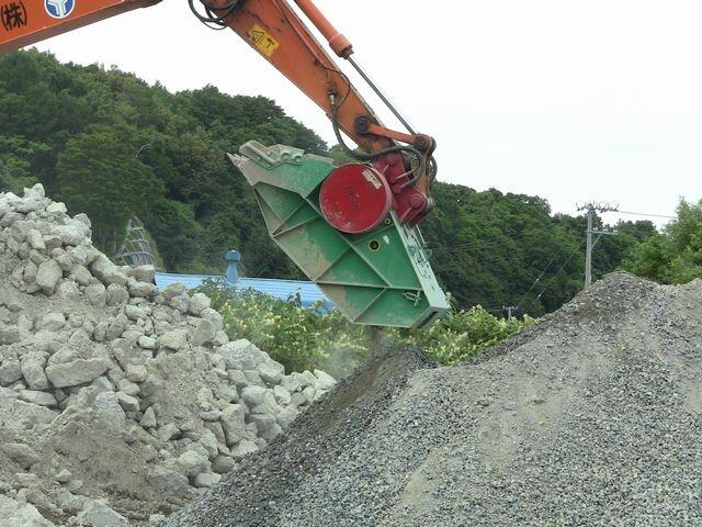 大宇300進(jìn)口破碎鏟斗  破碎斗石場(chǎng)專用顎式破碎廠家