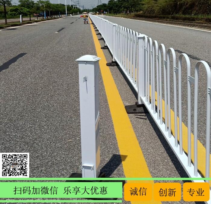 吳川機(jī)動(dòng)車道路護(hù)欄 機(jī)場(chǎng)路乙型護(hù)欄 湛江交通欄桿廠家