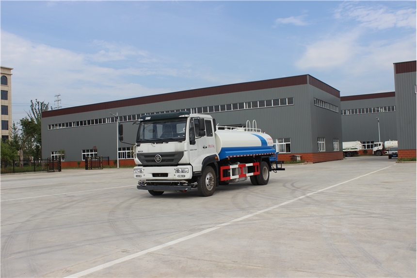 江蘇重汽斯太爾10噸灑水車，建造美麗五彩田園。