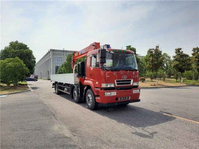 華菱三軸隨車吊吊機(jī)參數(shù)：8噸前四后四華菱之星隨車吊廠家報價