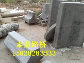 公路隔離墩鋼模具規(guī)格尺寸介紹|隔離墩鋼模具價(jià)格