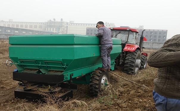 中衛(wèi)大型撒糞機 動物糞便撒糞車價格