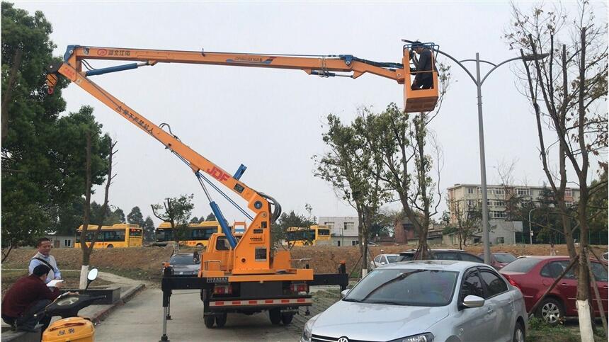 昆明14米電力路燈安裝檢修車出租 高空作業(yè)車租賃