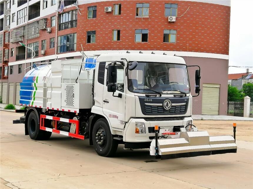 東風(fēng)天錦護(hù)欄清洗車 城市護(hù)欄清洗車視頻 護(hù)欄清洗車毛刷加裝