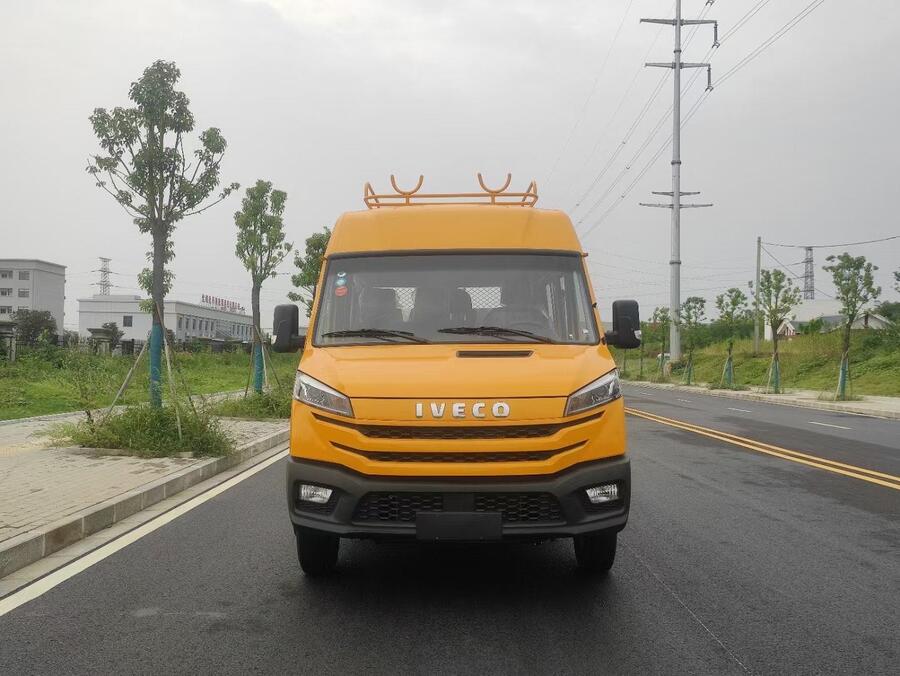 依維柯養(yǎng)護工程車 搶修工程車 施工作業(yè)車