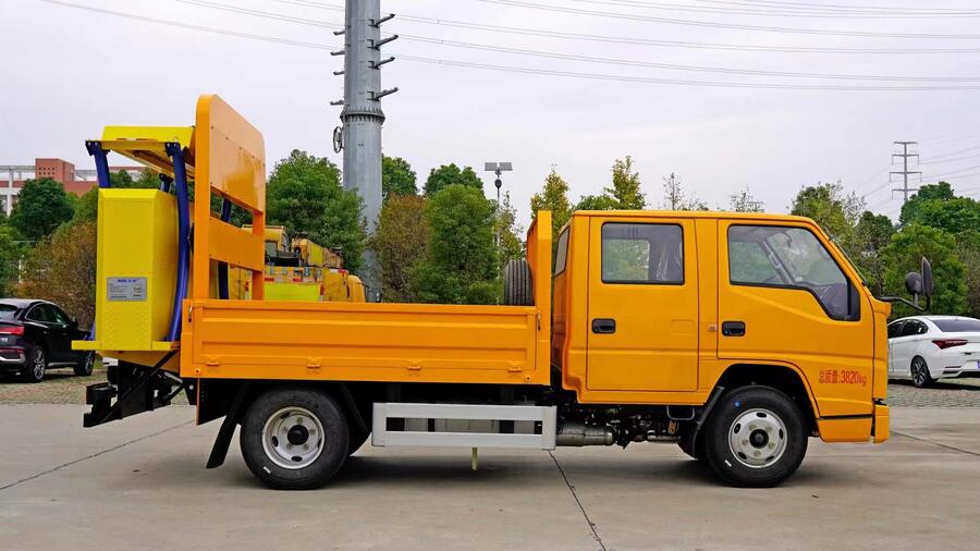 黃牌防撞緩沖車 防撞車原理 進(jìn)口防撞緩沖墊
