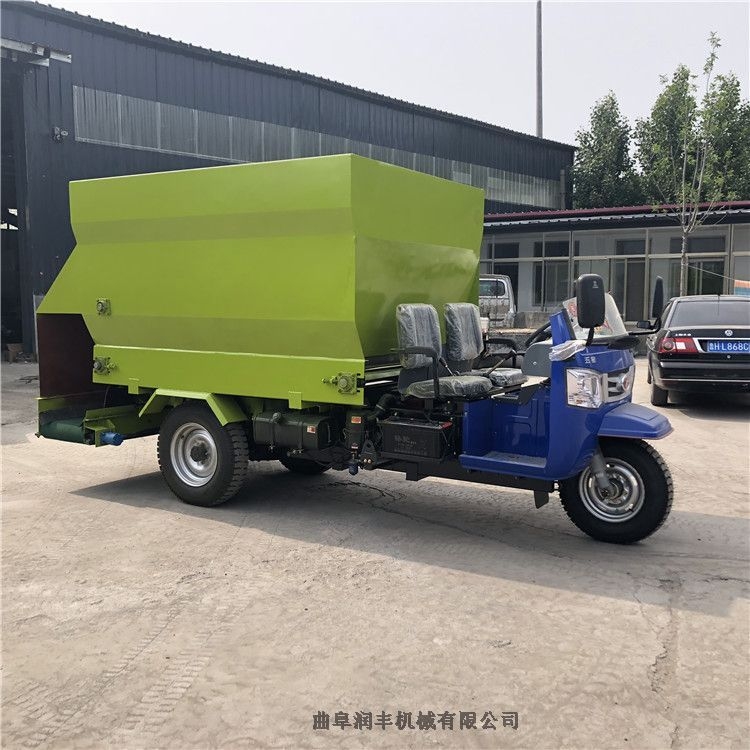 遼陽縣電動喂養(yǎng)飼喂車 全自動喂牛車 潤豐全自動喂牛車