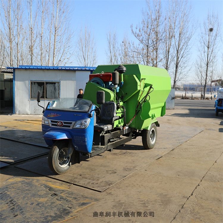 興山縣三輪式喂牛車 雙向出料喂料車 潤豐全自動喂牛車