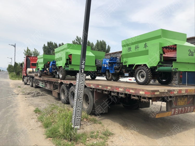 萊蕪牛場投喂車 大立方喂牛車 坡地牛羊撒料車