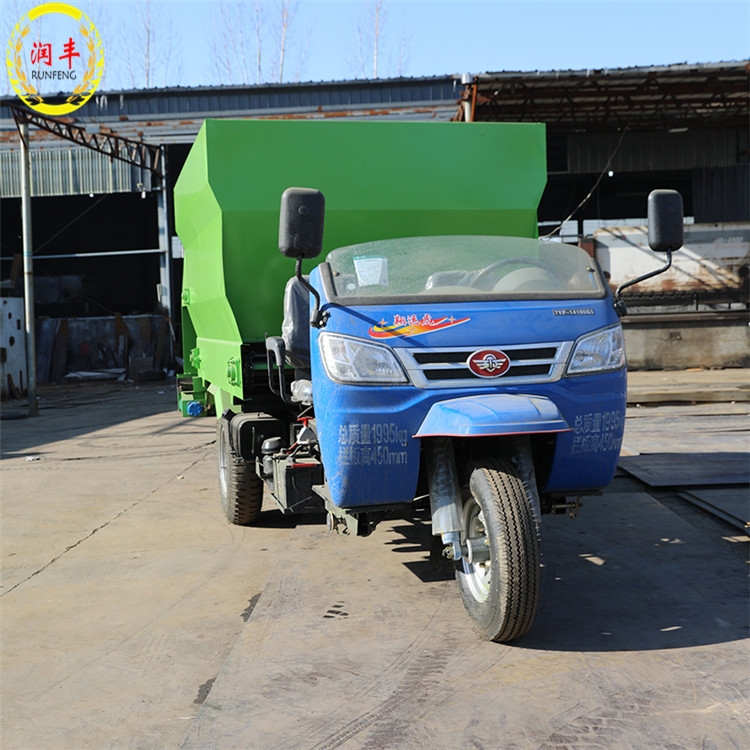 三輪式牛舍撒料車 青儲(chǔ)草料喂牛車 電動(dòng)牛舍喂料車