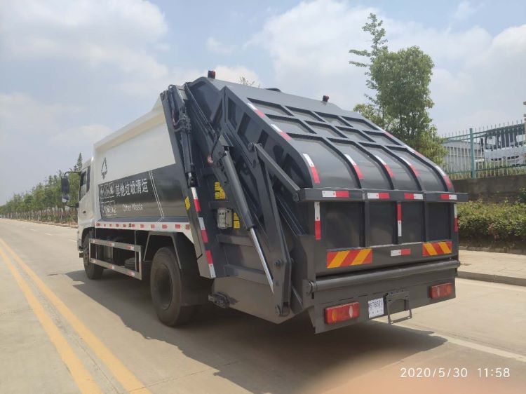 遼寧建筑垃圾車奧馳零配件性價比超高的垃圾車