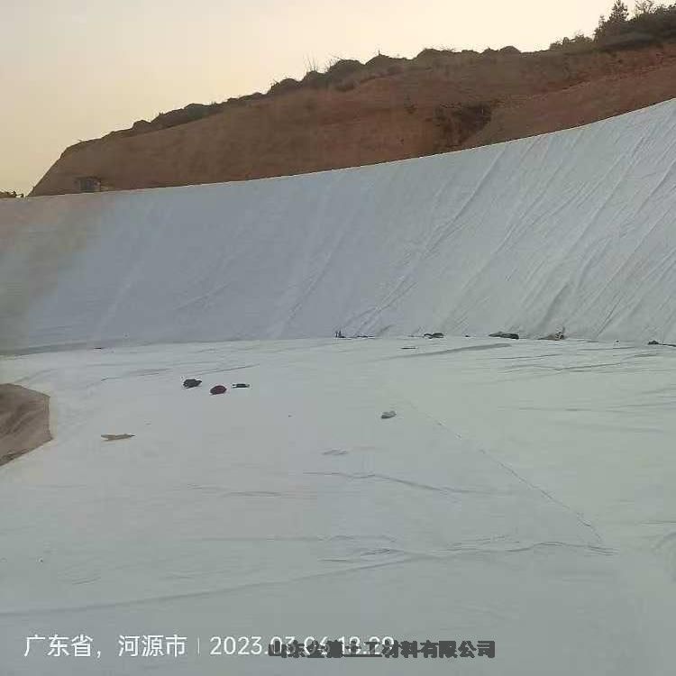 堆浸池防滲膜1.5厚耐紫外線土工膜 短纖針刺土工布400g