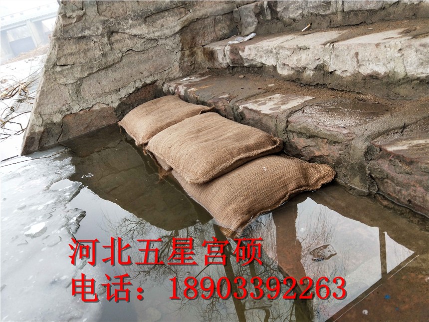 一種高效防洪用品“以水堵水”快速吸水應(yīng)急搶險(xiǎn)膨脹袋