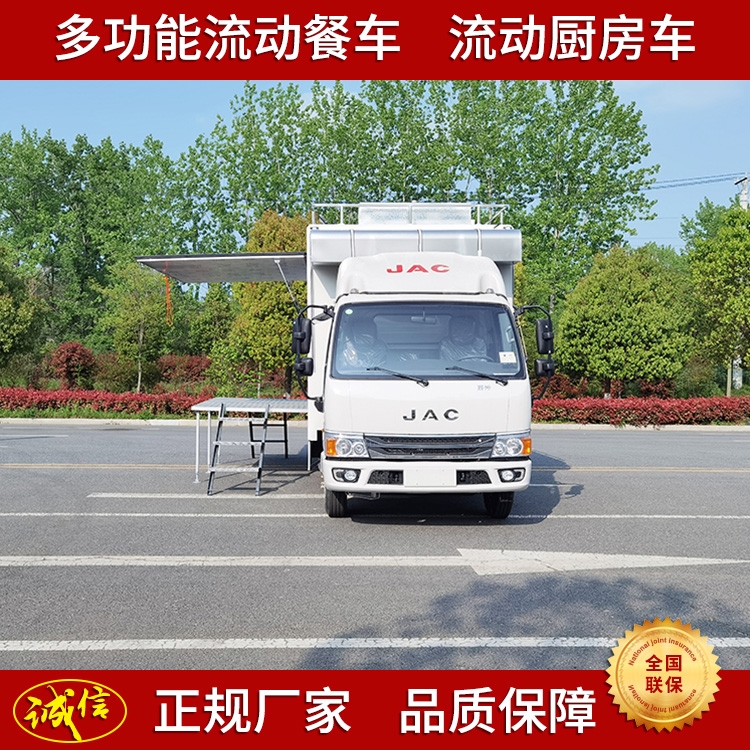 流動的廚房車走在鄉(xiāng)村路上的流動廚房車福建廈門流動廚房