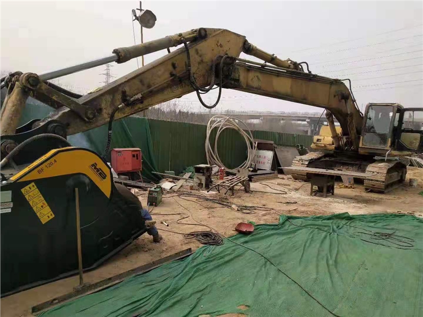 邯鄲挖機(jī)粉碎鏟斗水泥路面鋼筋混泥土粉碎機(jī)