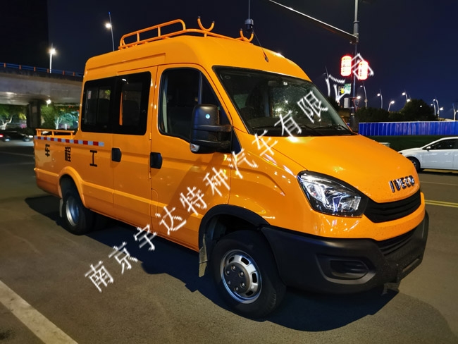 NJ5046XGCF6E  依維柯工程車(chē) 13座全黃