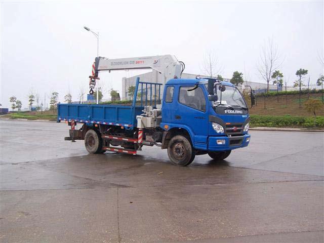 紅巖隨車起重運(yùn)輸車廠家華菱隨車吊價(jià)格重汽隨車吊供應(yīng)商