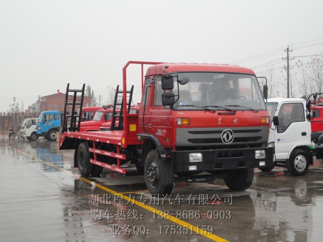 最新款挖機(jī)運(yùn)輸車圖片，平板車，鉤車，多利卡平板運(yùn)輸車價(jià)格在湖北程力有現(xiàn)貨