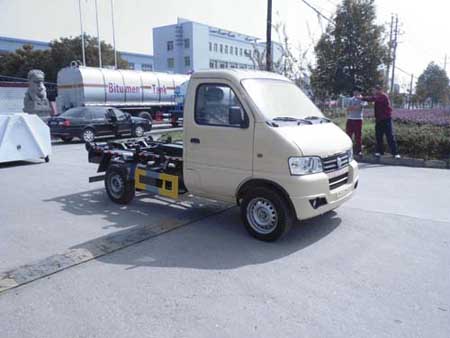 東風小康車廂可卸式垃圾車(勾臂垃圾車)