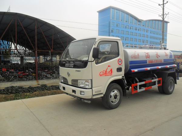 6噸灑水車車，東風(fēng)小霸王小型運(yùn)水車廠家直銷價(jià)格配置參數(shù)