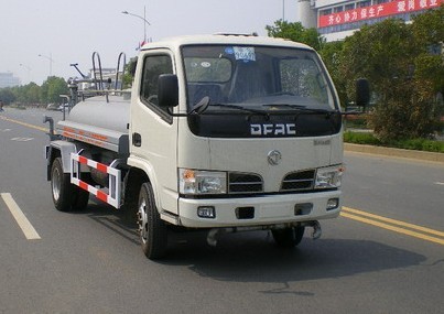 合山哪里有灑水車賣，東風(fēng)福瑞卡5-8方小型灑水車配置參數(shù)，水車報(bào)價(jià)