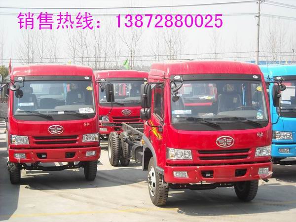 解放后八輪中型挖機(jī)拖車(chē)圖片，15-20噸挖機(jī)運(yùn)輸車(chē)廠(chǎng)家直銷(xiāo)配置價(jià)格