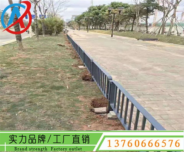 邊坡防護(hù)加厚欄桿供應(yīng)湛江城市道路現(xiàn)代風(fēng)格柵欄