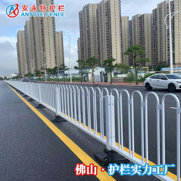 道路中央京式隔離欄市政護(hù)欄廠家人行道圍欄馬路邊U型分離欄桿