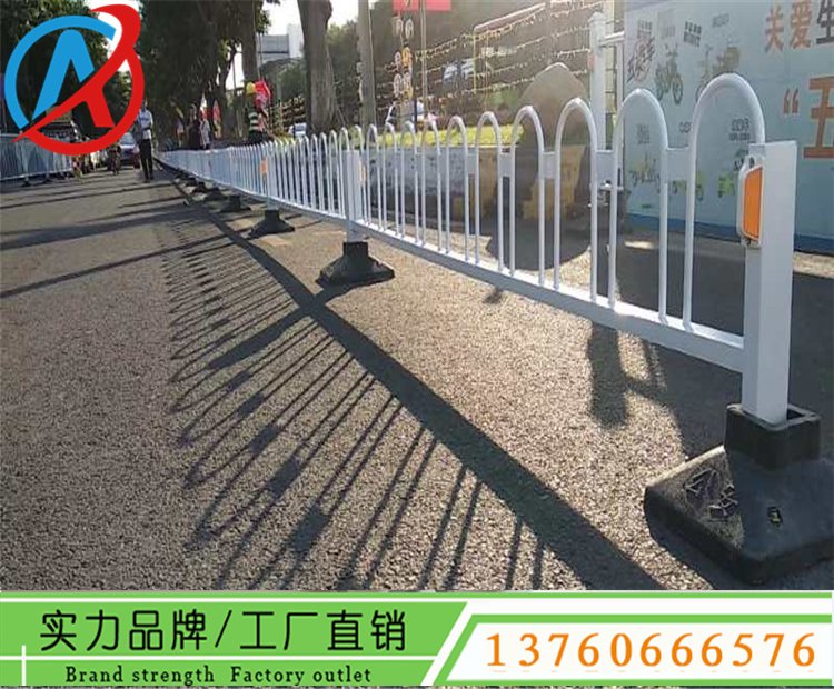 白色簡約風(fēng)格城市道路欄桿惠州車道安全京式護欄